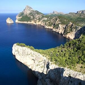 Cap Formentor, Insel Es Colomer. Stony mountain peak dropping to the sea.